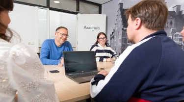 _K2A7965-liggend-vergader-achter-lachend