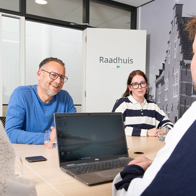 vergaderruimte-heinenoord-achter-srtaand-lachend