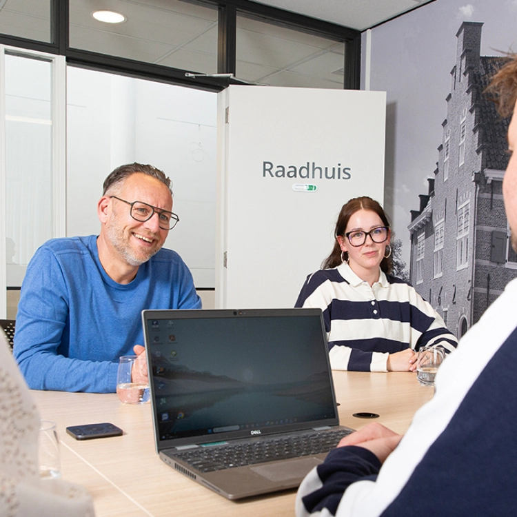vergaderruimte-heinenoord-achter-srtaand-lachend
